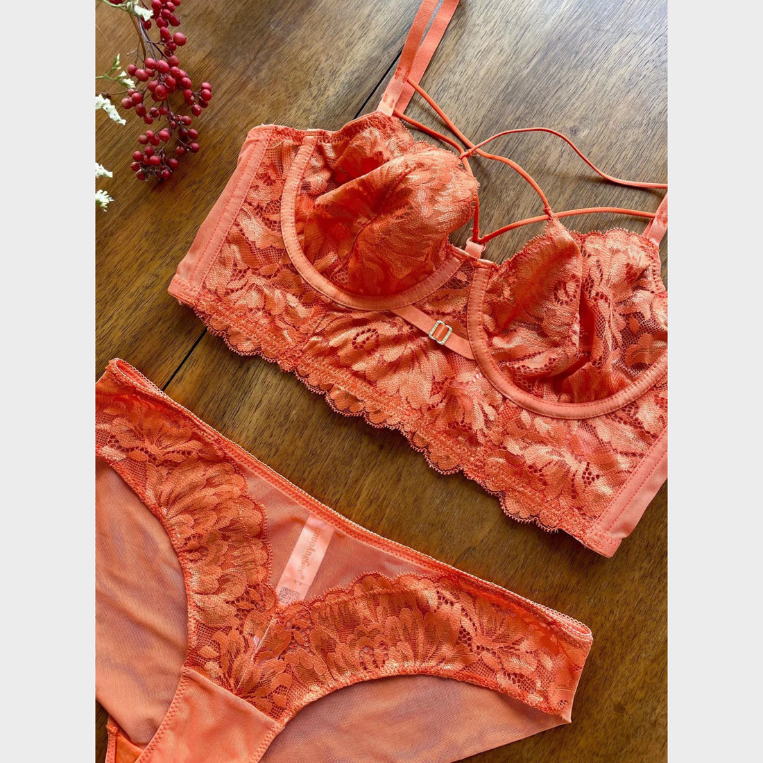 Large Breasts Show Small Breasts French Lace Underwear Straps On The Support